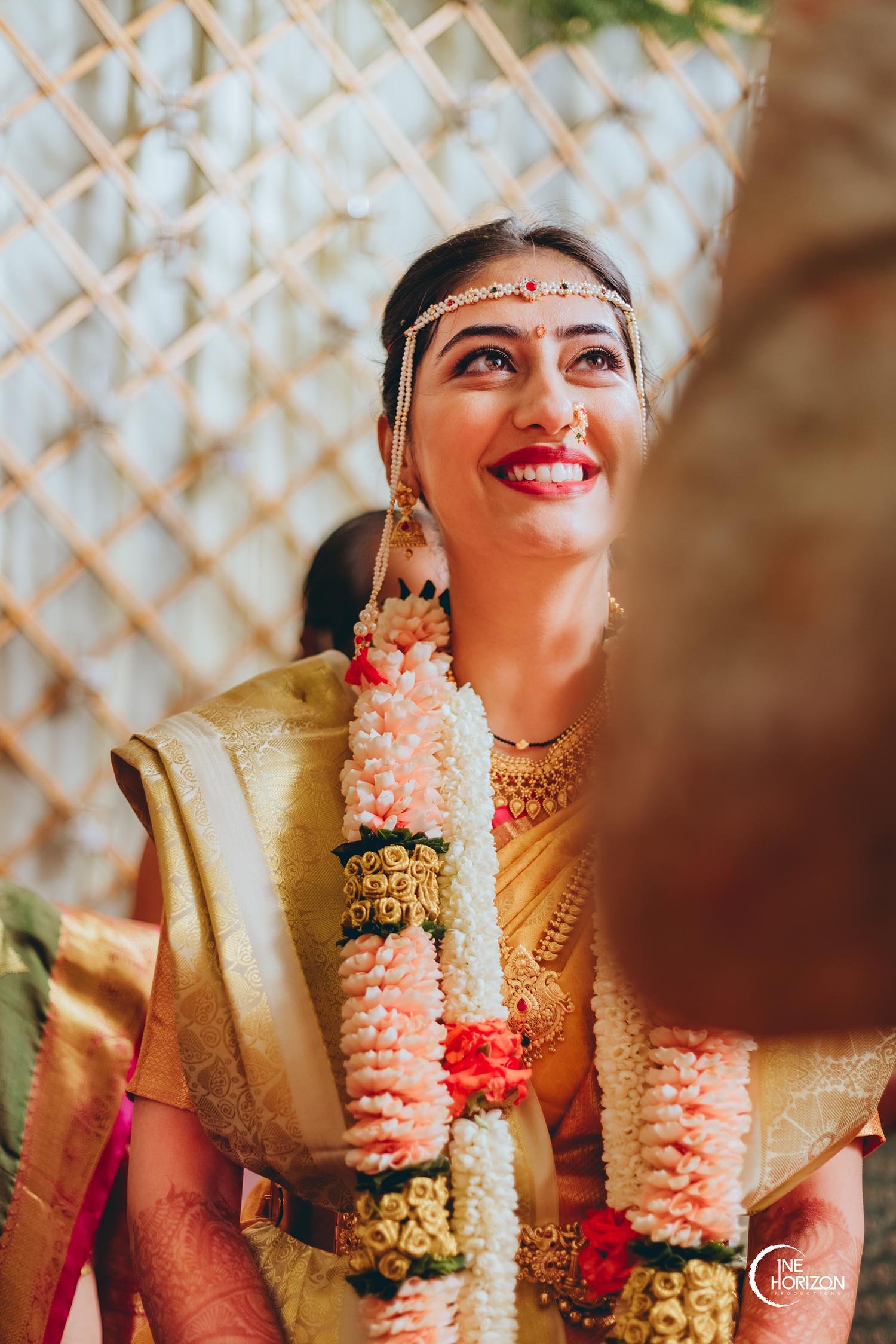 Red Veds: Couple Marathi Wedding Photography Poses