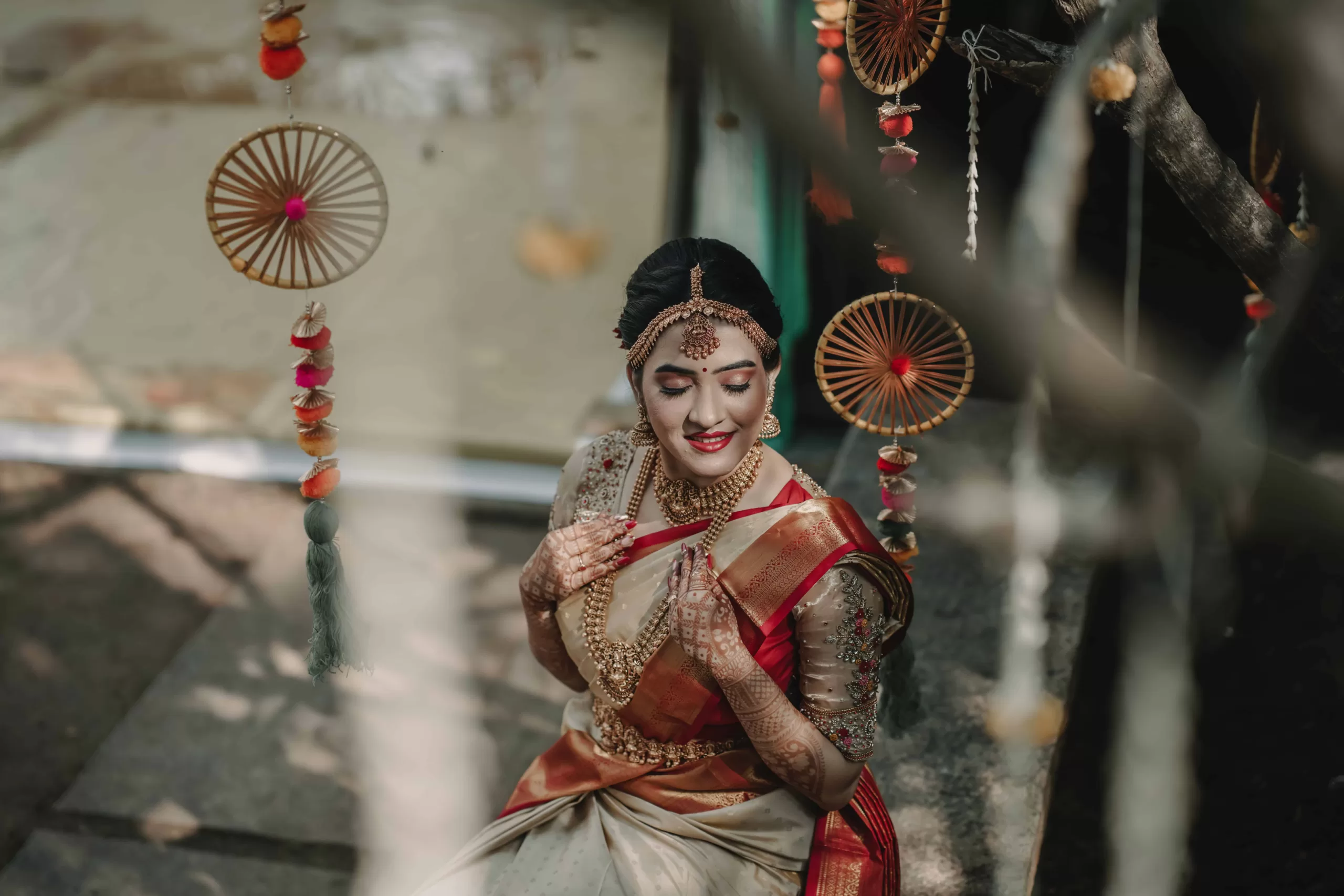 Pin by saptaparni on bengali wedding | Indian wedding bride, Indian bridal  hairstyles, Bengali bridal makeup