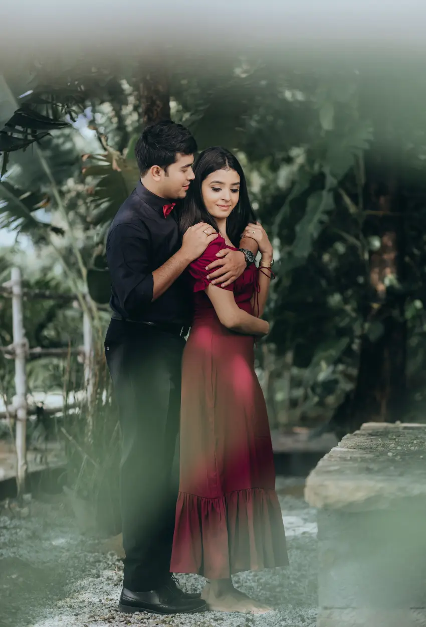 nature themed black and red pre wedding photo