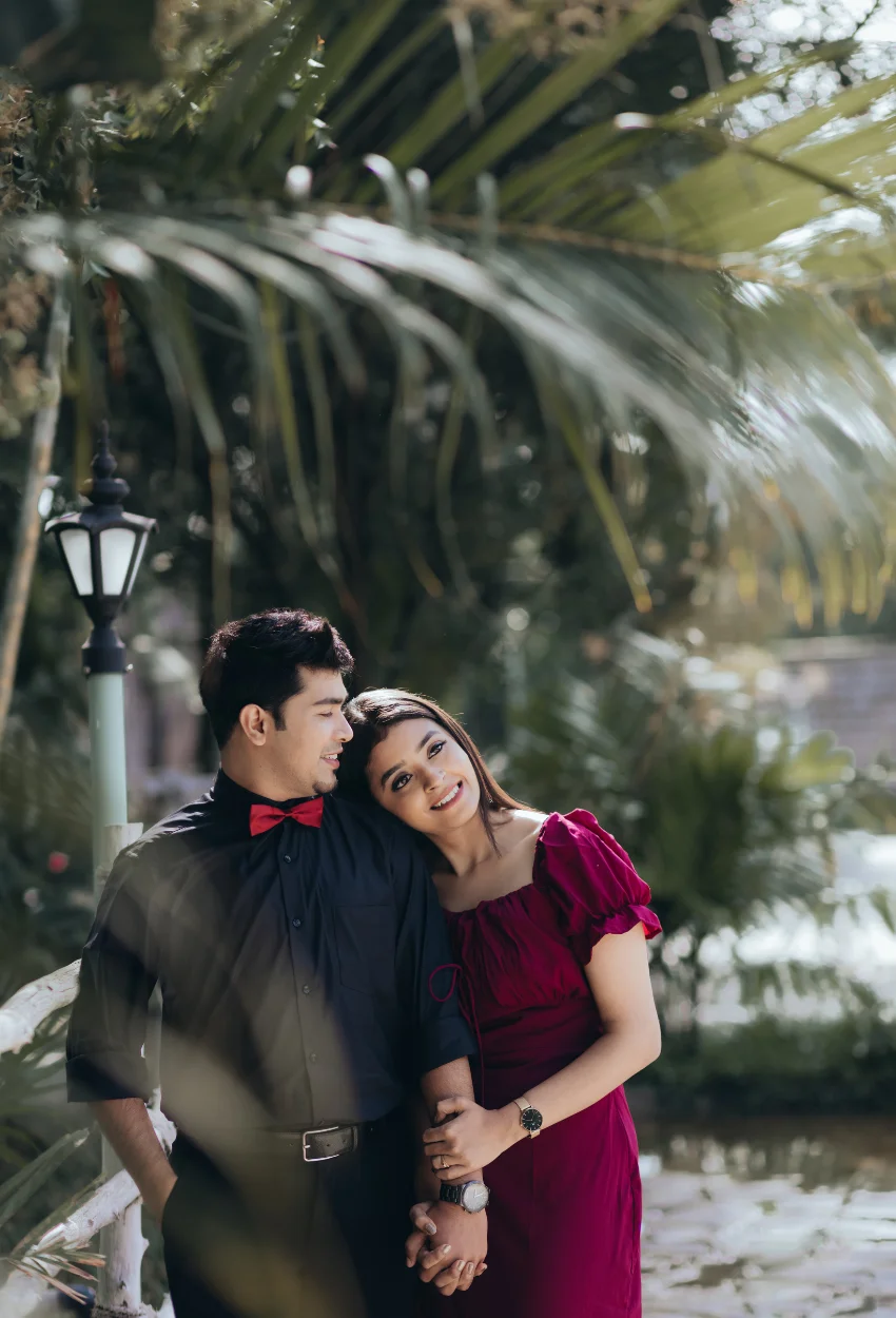 Black and red pre wedding photography