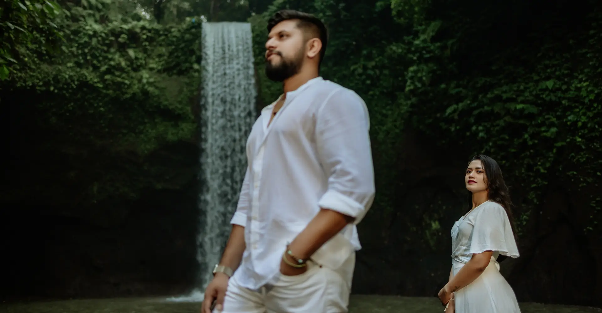 Full white constume nature pre wedding photo